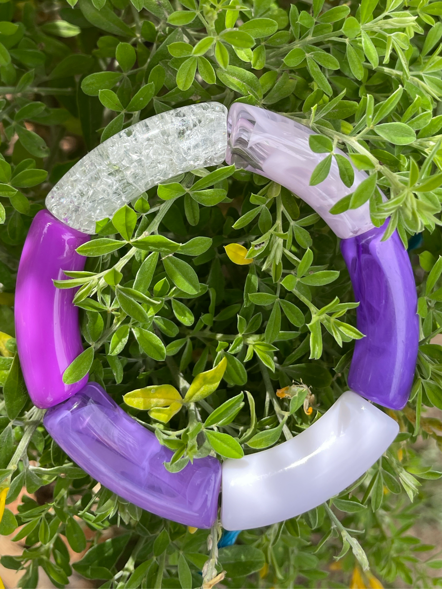 Bracelet tube  violet et blanc fait main .