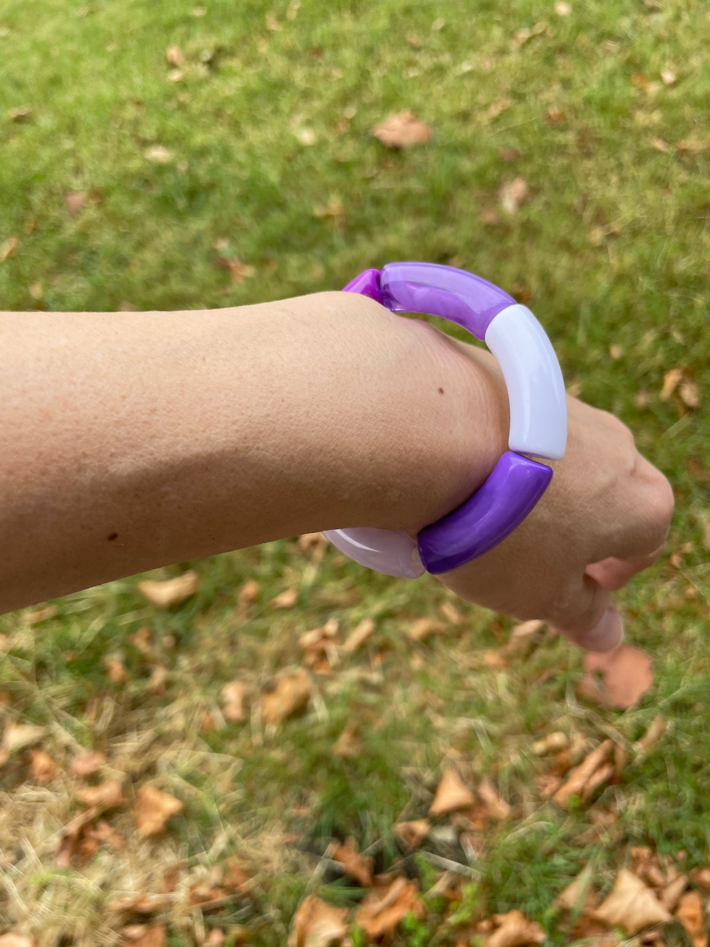 Bracelet tube  violet et blanc fait main .