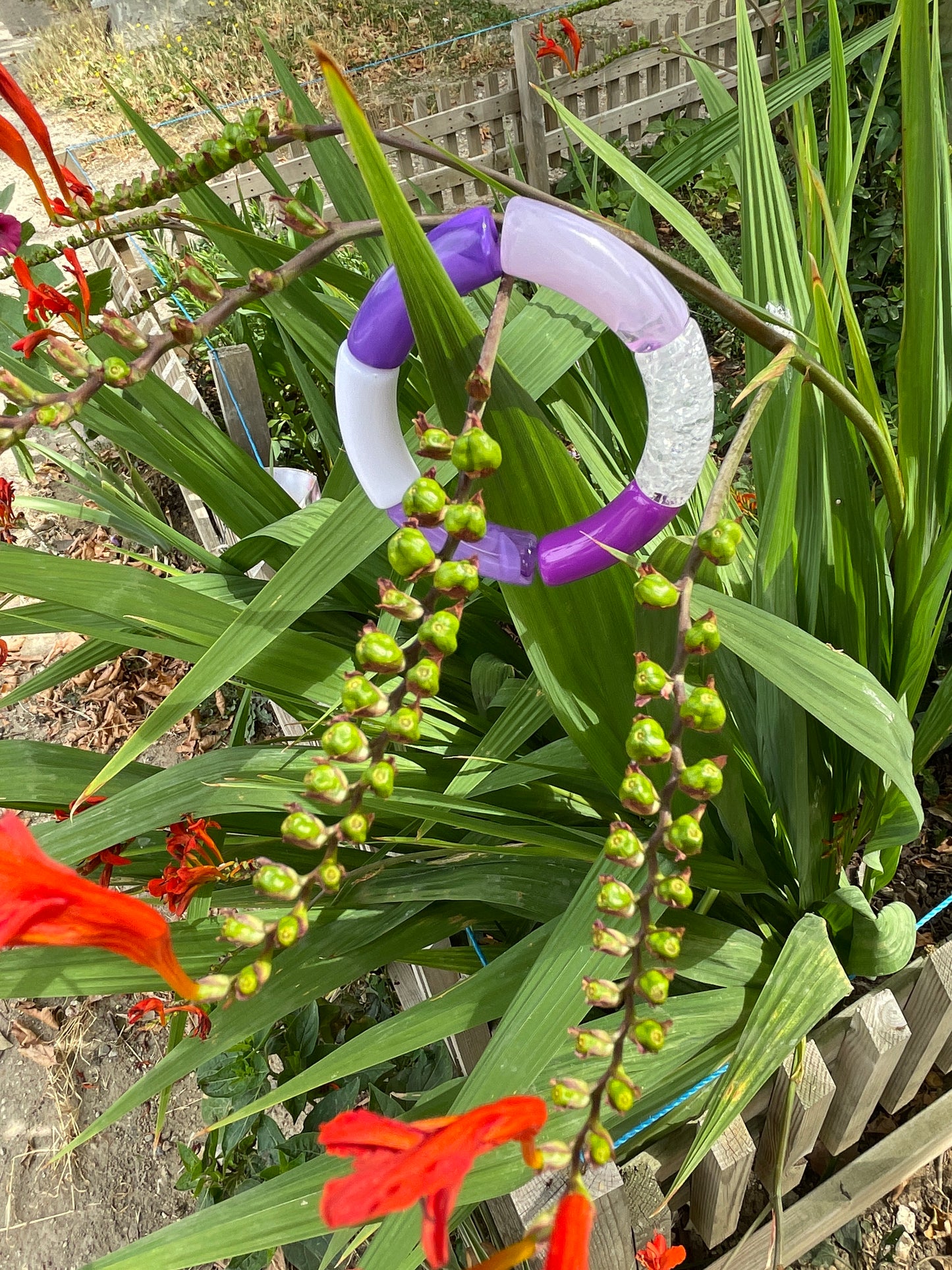 Bracelet tube  violet et blanc fait main .